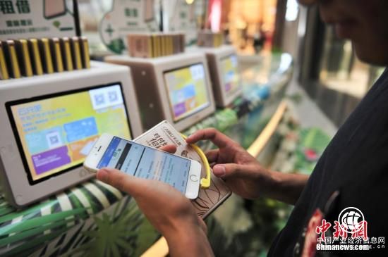 資料圖：用戶準(zhǔn)備為手機(jī)充電。近日，繼共享單車、共享汽車之后，共享充電寶也在昆明亮相。<a target=