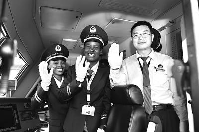 圖為首發(fā)列車的肯尼亞司機(jī)和中方指導(dǎo)司機(jī)。新華社發(fā)