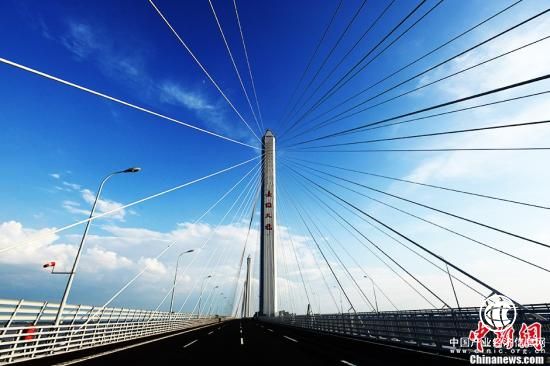 世界上主橋最長最寬的多塔斜拉橋——嘉紹大橋將于7月19日零點正式通車。嘉紹大橋建成通車，將大大縮短上海前往紹興以及浙江南部和中部地區(qū)等地的車程，減輕滬杭甬高速的車流壓力，對促進長江三角洲經濟一體化和產業(yè)結構調整升級具有重大意義。嘉紹大橋長10.1公里，南岸接線長16公里，北岸接線長43.3公里，項目全線采用八車道高速公路標準建設，其中兩岸接線設計速度為120公里小時，嘉紹大橋設計速度為100公里小時，大橋通航等級為3000噸級。<a target=