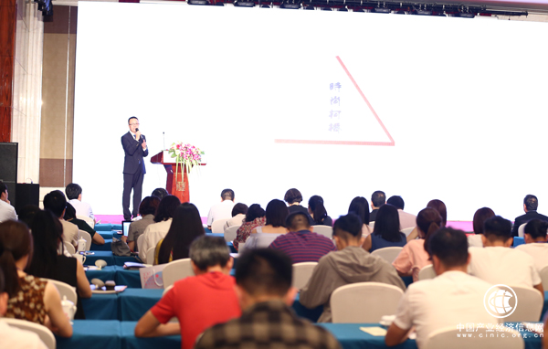 女裝時尚還不夠熱？面料流行趨勢引燃女裝別