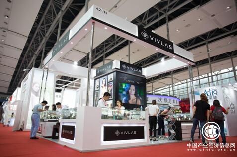 VIVLAS現(xiàn)身第47屆廣州美博會，鋼筆口紅成功搶鏡