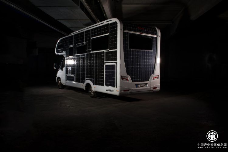 德國(guó)公司推出太陽(yáng)能電動(dòng)房車(chē)野外露營(yíng)首選