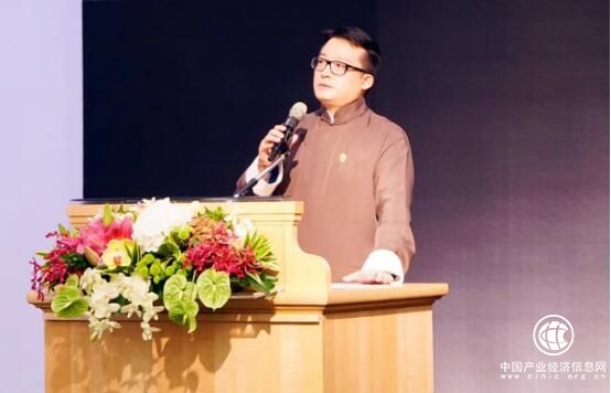 為什么韋杰總是一身中式長衫？因為他要強調(diào)中華文明