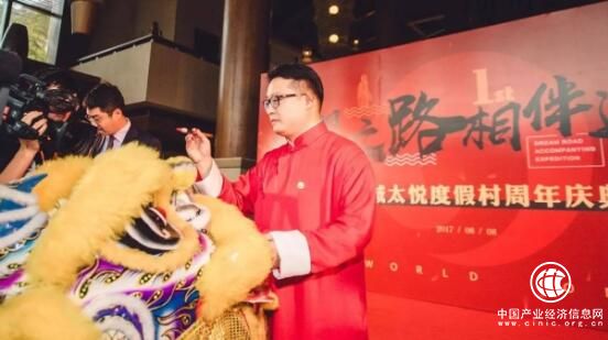 為什么韋杰總是一身中式長衫？因為他要強調(diào)中華文明