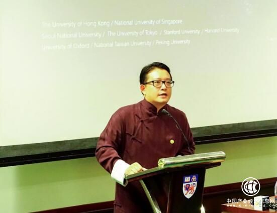 為什么韋杰總是一身中式長衫？因為他要強調(diào)中華文明