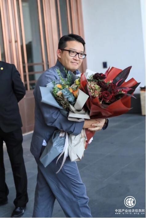 為什么韋杰總是一身中式長衫？因為他要強調(diào)中華文明