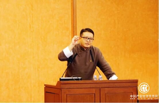 為什么韋杰總是一身中式長衫？因為他要強調(diào)中華文明