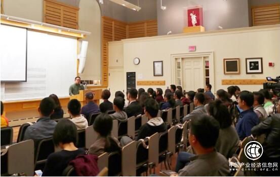 為什么韋杰總是一身中式長衫？因為他要強調(diào)中華文明