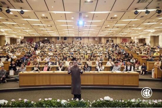 為什么韋杰總是一身中式長衫？因為他要強調(diào)中華文明