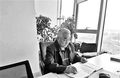 備考8年終過(guò)司考，七旬老人又將考研