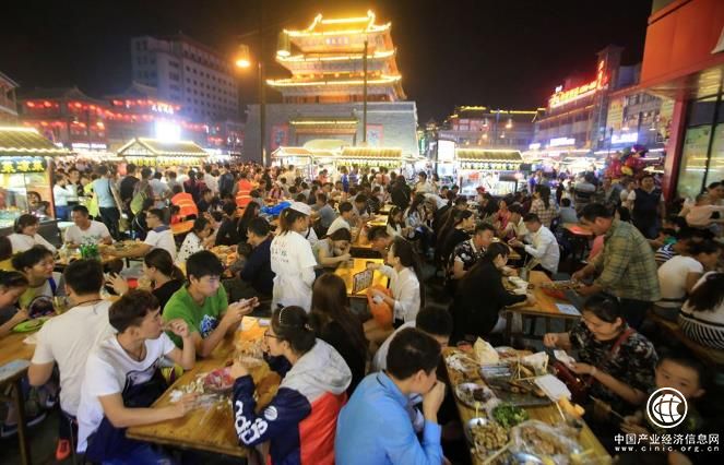 2017年全國(guó)餐飲收入超過3.9萬億元，同比增長(zhǎng)10.7%左右