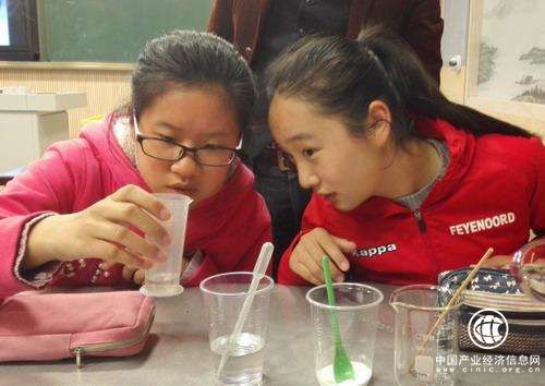 投資實(shí)驗(yàn)器材完善科學(xué)設(shè)施，不能讓科學(xué)課成為邊緣課程