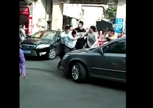 百臺(tái)浙牌百萬(wàn)級(jí)豪車(chē)滯留江西 掮客跑路雙方當(dāng)街打斗搶車(chē)