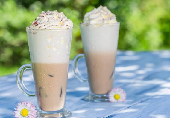 高溫催熱“夏日經(jīng)濟”  消暑降溫飲品銷售走俏