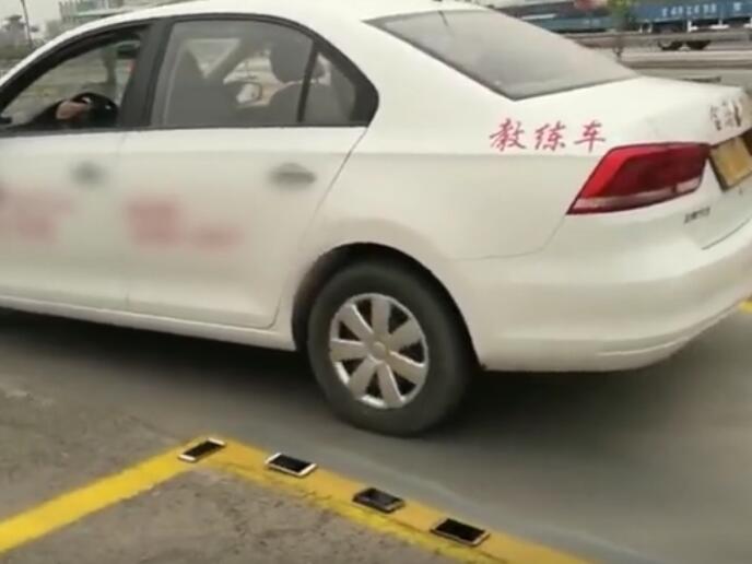 手機壓線練倒庫！學員：腿抖得不行