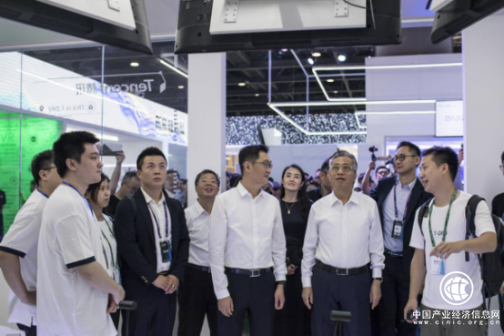 騰訊用戶開放日亮相廣州前沿科技引市民排隊(duì)體驗(yàn)