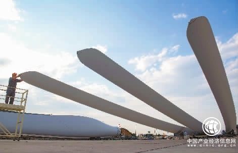 國內首款海陸兩用風電葉片下線