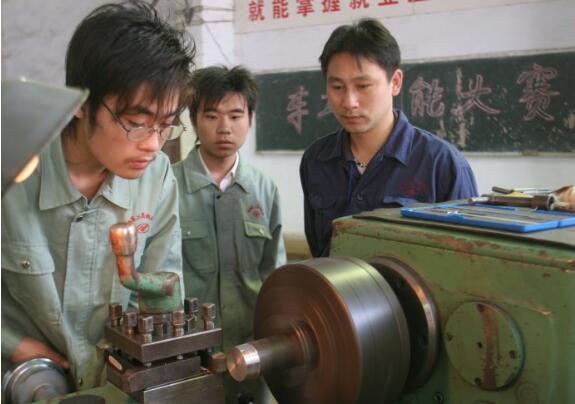 湖北襄陽(yáng)打造“中國(guó)技工之鄉(xiāng)” 建設(shè)技能人才培訓(xùn)基地