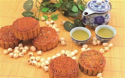 中秋消費(fèi)市場(chǎng)火熱“預(yù)警”：熱門(mén)線路火車(chē)票緊俏 新式月餅熱銷(xiāo)