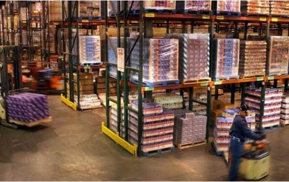 跨境電商快速發(fā)展 中國(guó)快遞“出?！背錆M機(jī)遇