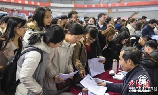 又到一年就業(yè)季 900萬(wàn)畢業(yè)生迎來(lái)就業(yè)求職大禮包