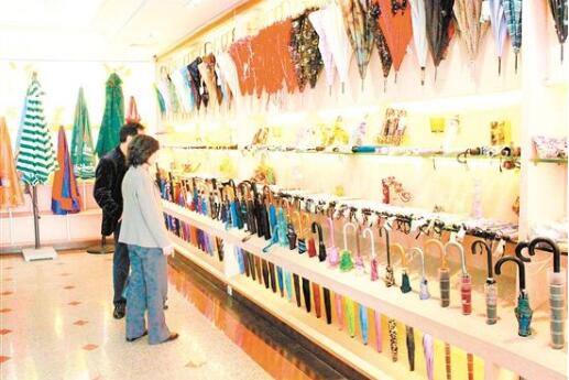 材料工藝雙升級 一把傘與一個雞蛋重量相當(dāng)　傘業(yè)勁刮“減重風(fēng)”