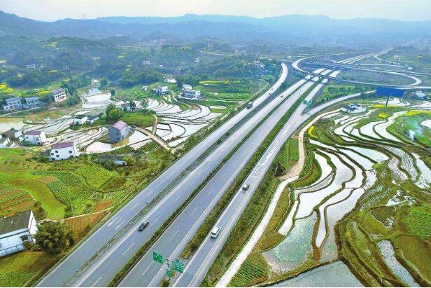 前三季度多地加大投資力度拉動經(jīng)濟(jì)復(fù)蘇——投資在趨穩(wěn) 結(jié)構(gòu)待改善