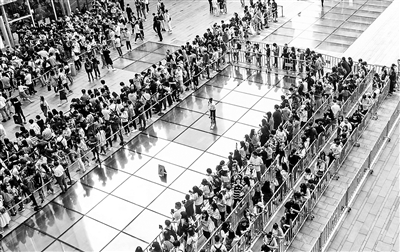 網(wǎng)紅店排隊(duì) 有托兒還是真火？