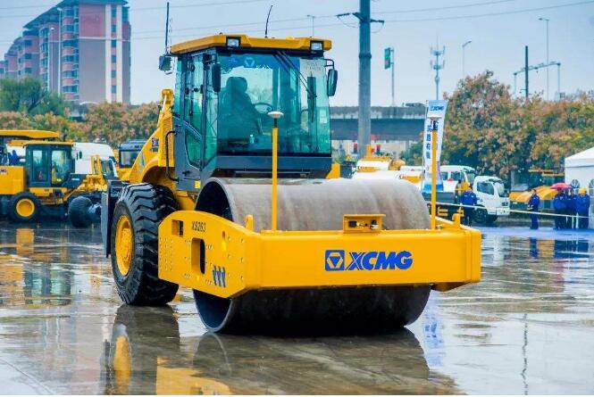 徐工無人駕駛壓路機與平地機3D找平技術(shù)成功應(yīng)用