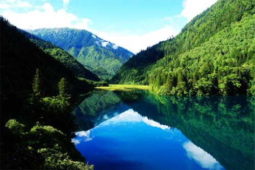 四川九寨溝景區(qū)游客接待量超600萬人次 創(chuàng)1984年以來歷史新高