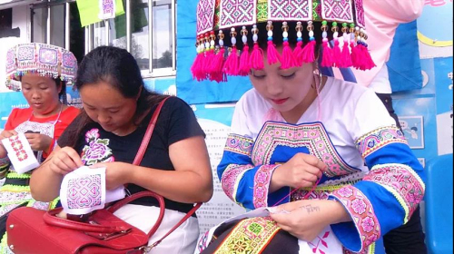 斗牛、刺繡…… 福泉王卡“殺魚節(jié)”系列活動歡樂多