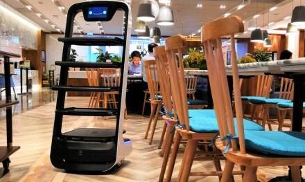 顛覆、創(chuàng)造、引領(lǐng)、改變……媒體如何評價中國送餐機(jī)器人產(chǎn)業(yè)