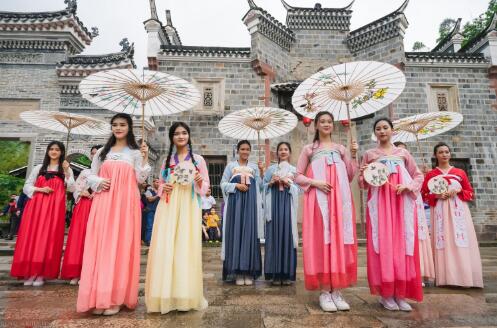 2023年我國漢服市場規(guī)模超144億元--設(shè)計(jì)出新 漢服出彩