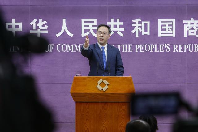 商務(wù)部：紡織服裝外貿(mào)受到較大沖擊 3月進出口或?qū)⒑棉D(zhuǎn)