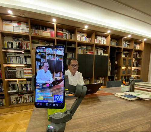 俞敏洪首次直播“曬書房”，抖音帶貨為鄉(xiāng)村捐贈(zèng)圖書