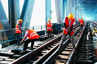 積極擴大有效投資 集聚發(fā)展?jié)撃?></a></div><!-- img end -->	<div   id=