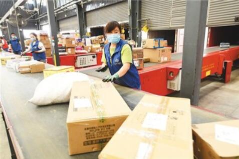 今年快遞業(yè)務(wù)量突破千億件比去年提前實現(xiàn) 充分彰顯行業(yè)發(fā)展的強大韌性