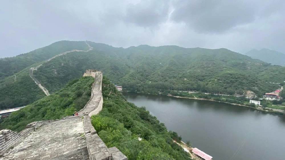 暗開收費(fèi)棧道，水庫(kù)污染嚴(yán)重 野蠻旅游正傷害野長(zhǎng)城