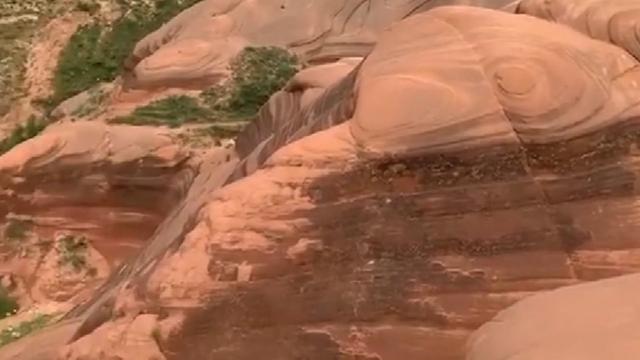 景區(qū)已介入調查丹霞地貌被刻字