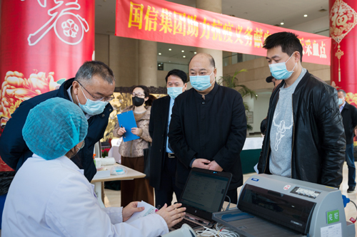 1.挽袖獻(xiàn)熱血 并肩戰(zhàn)疫情——集團(tuán)組織開展“助力抗疫 無償獻(xiàn)血”系列活動02(1).jpg