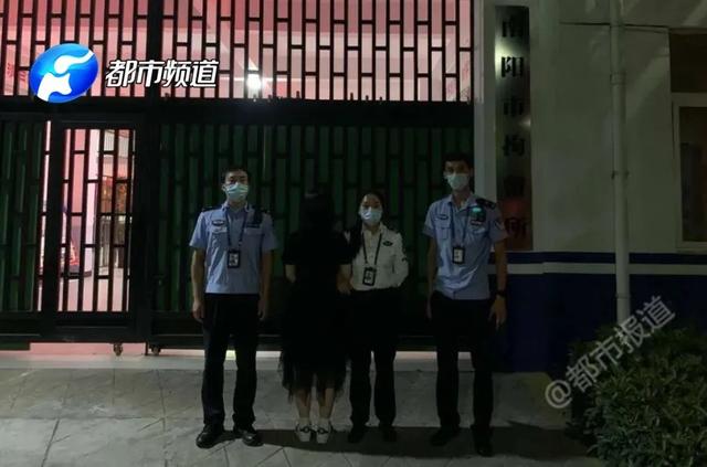  女子首次坐飛機誤開應(yīng)急艙門被拘