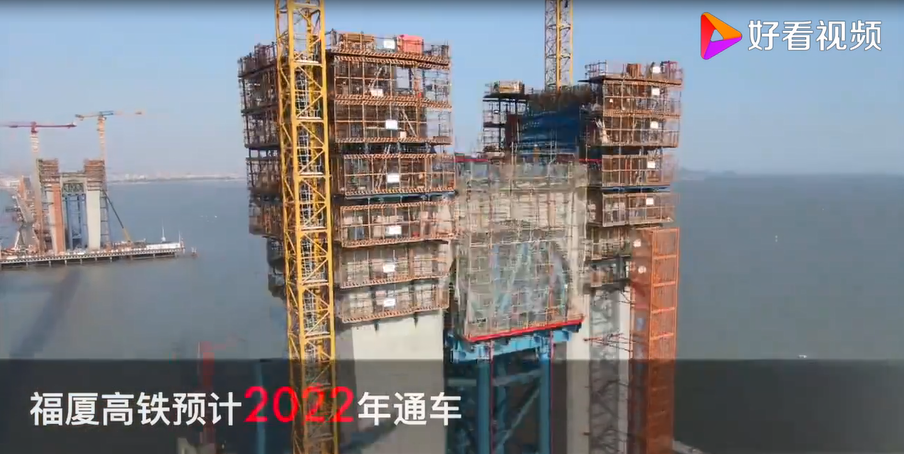 世界首座行車(chē)速度超過(guò)350公里/小時(shí)的跨海大跨斜拉橋主塔封頂