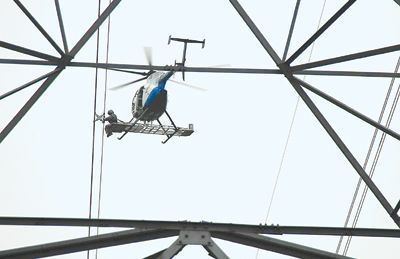 我國750千伏超高壓輸電線路直升機帶電作業(yè)成功開展