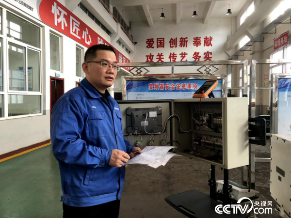 【中國夢·大國工匠篇】王斌?。簭男‰姽さ酱蠊そ车摹皺C電神醫(yī)”