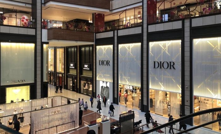 奢侈品專柜排長龍 都是誰在搶購香奈兒、LV？