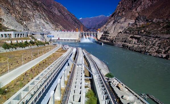 情灑高原 愛滿天路——中國(guó)華能援藏工作綜述