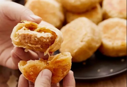 老字號現烤月餅熱銷 傳統(tǒng)鮮肉餡百吃不厭