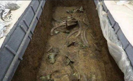 三星堆出土青銅扭頭跪坐人像 展現(xiàn)三千多年前古蜀寫(xiě)實(shí)雕塑藝術(shù)