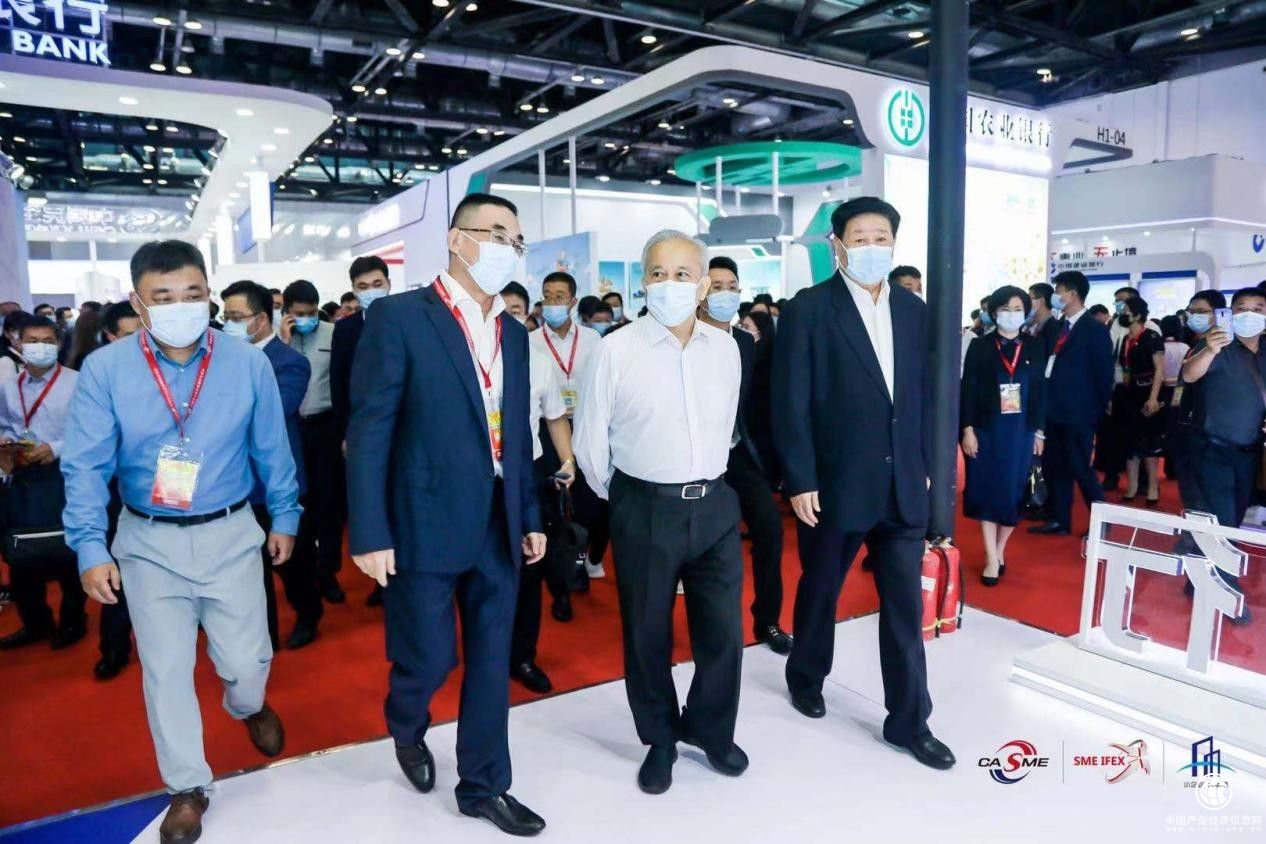 微眾銀行再登投融會舞臺，獲“2021金融服務(wù)中小微企業(yè)優(yōu)秀案例”獎