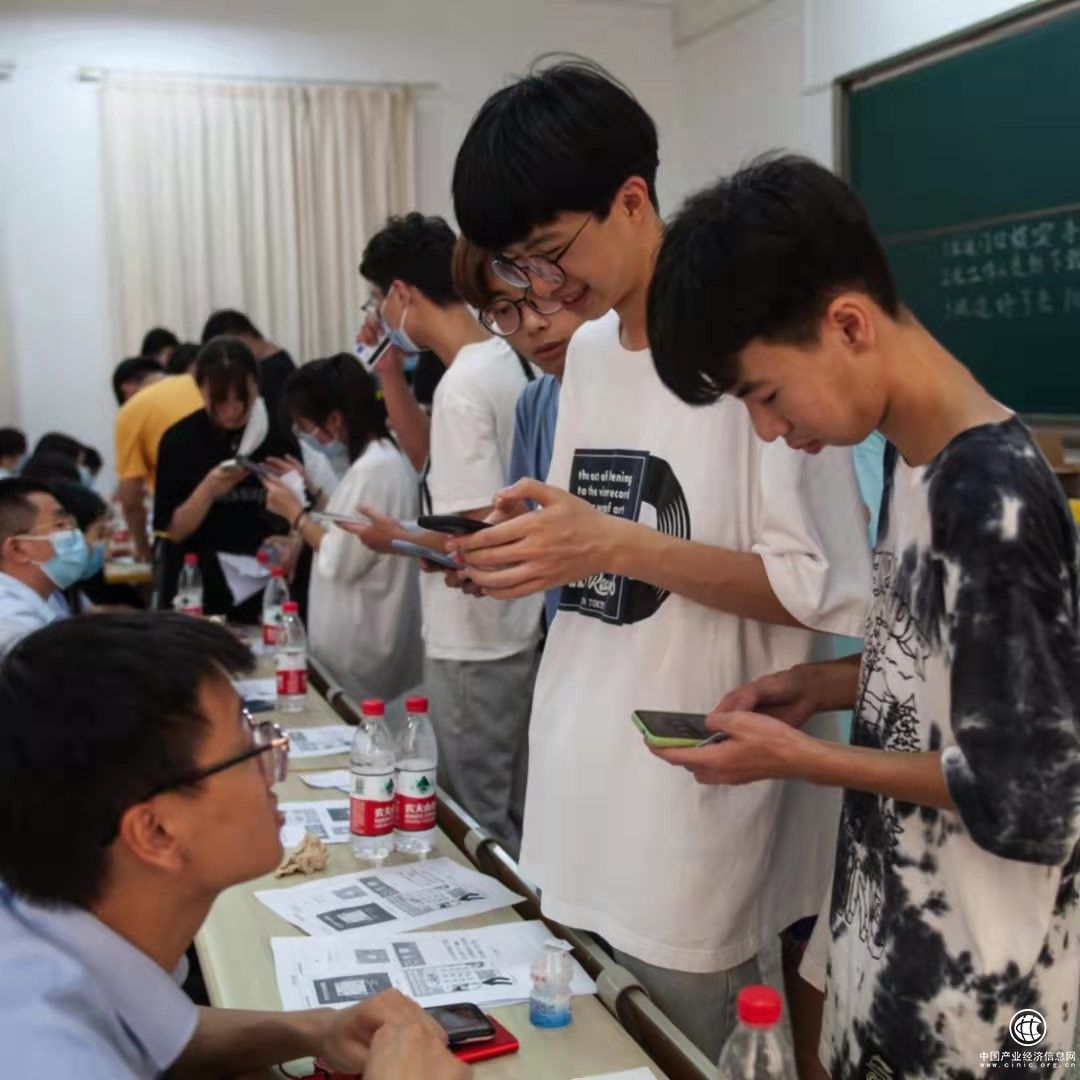 金融服務(wù)校園 建行嘉興分行營業(yè)部溫情助力開學(xué)季